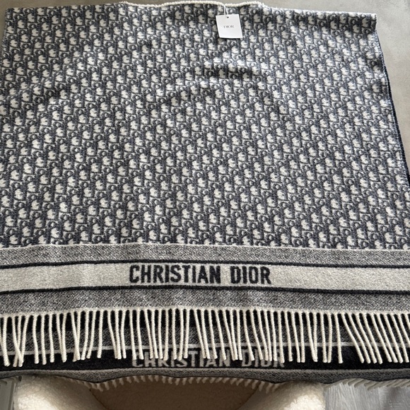 DIOR OBLIQUE REVERSIBLE
PONCHO - Picture 5 of 9